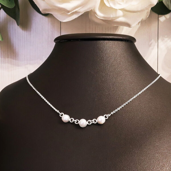 stříbrný náhrdelník s perlami
