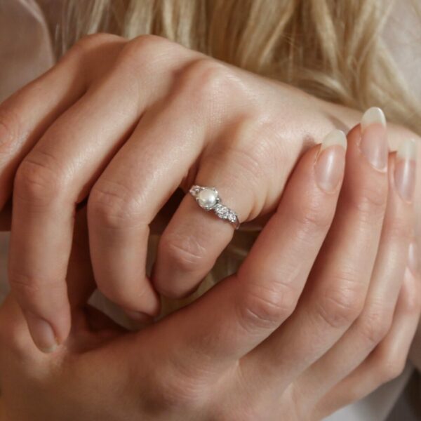 stříbrný prsten iliana na prstě