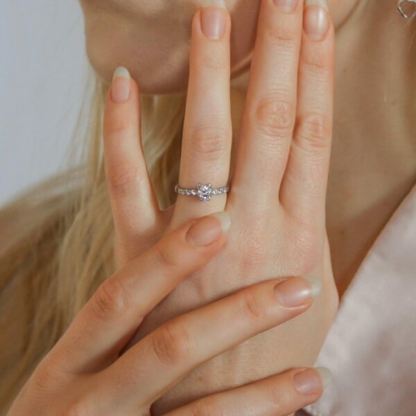 stříbrný prsten kočička micio šperky onyx fox na prstě