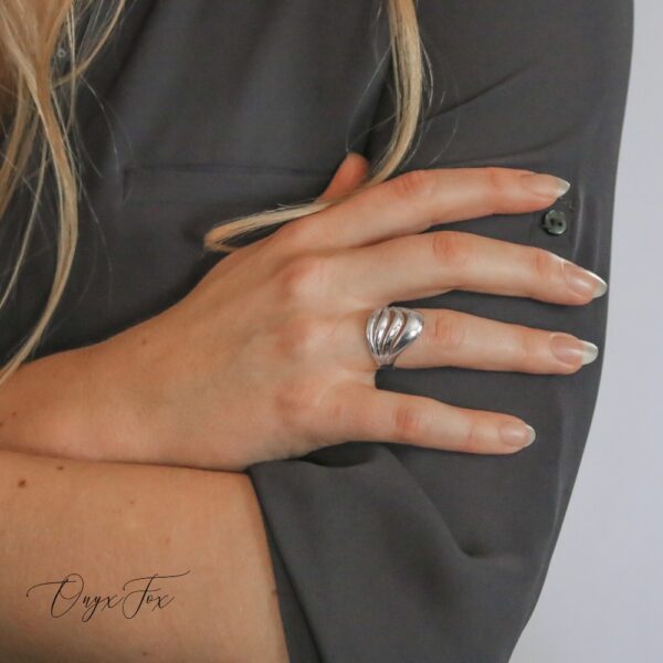 Alma stříbrný prsten šperky onyx fox na ruce