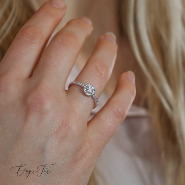 Antoinette stříbrný zásnubní prsten šperky onyx fox na ruce
