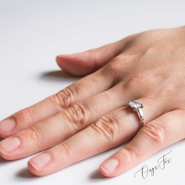 Arianne stříbrný zásnubní prsten se čtvercovým kamenem růžové zlato šperky onyx fox na ruce