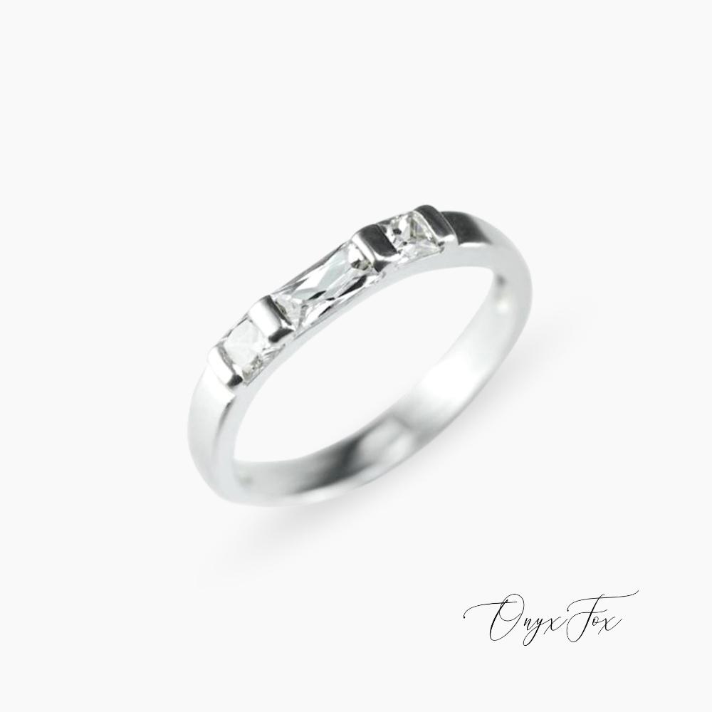 Artemis stříbrný prsten se zirkony bílé zlato šperky onyx fox
