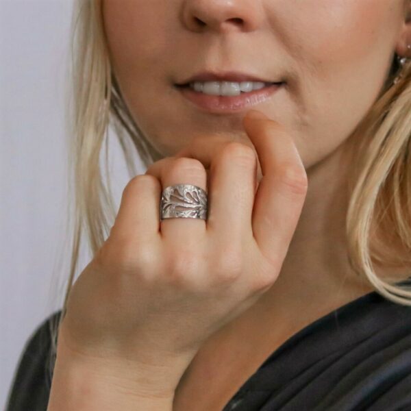 Elfie stříbrný prsten bílé zlato šperky onyx fox na ruce