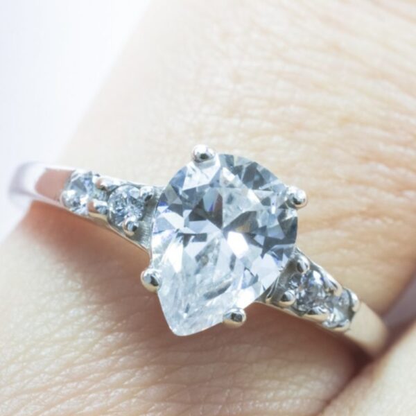Elizabeth stříbrný zásnubní prsten bílé zlato šperky onyx fox na prstě