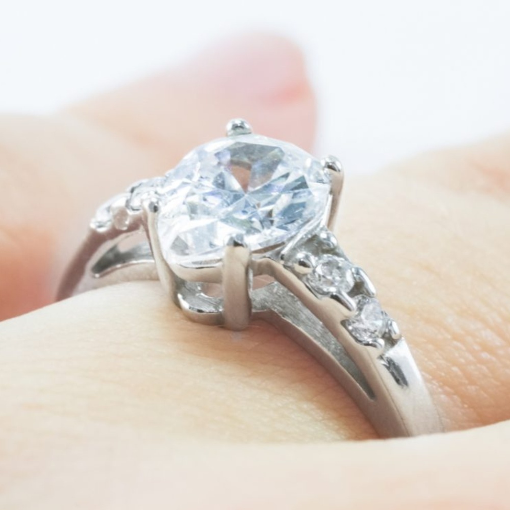 Elizabeth stříbrný zásnubní prsten bílé zlato šperky onyx fox na ruce