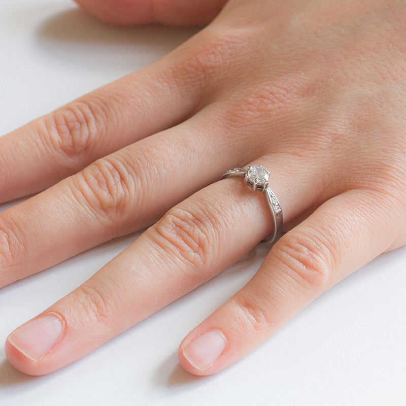 Emma stříbrný zásnubní prsten bílé zlato šperky onyx fox na ruce