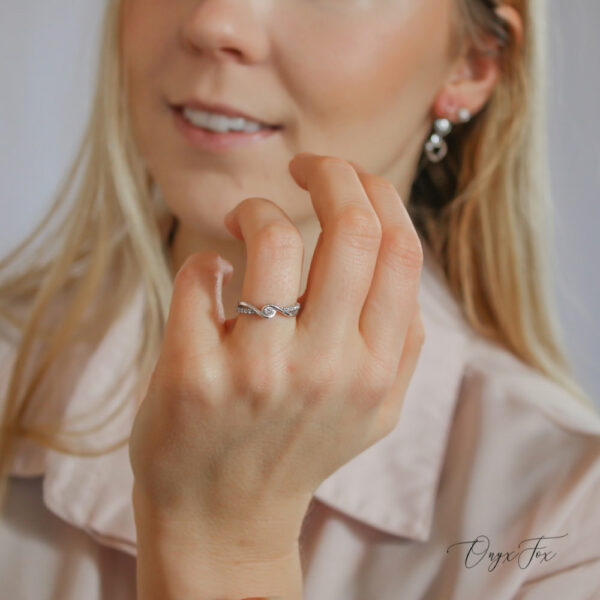 Estelle stříbrný zásnubní prsten šperky onyx fox na ruce