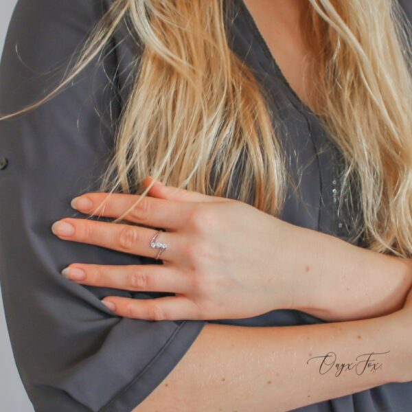 Jade stříbrný prsten se zirkony šperky onyx fox na ruce
