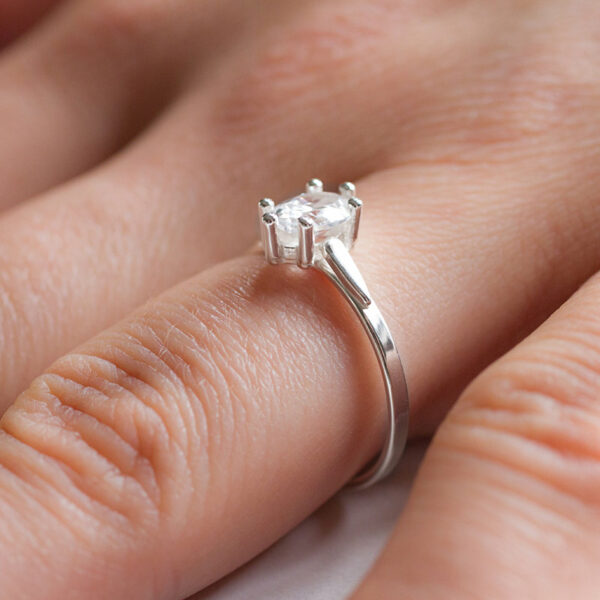 Juno stříbrný prsten se zirkony bílé zlato šperky onyx fox z úhlu na prstě