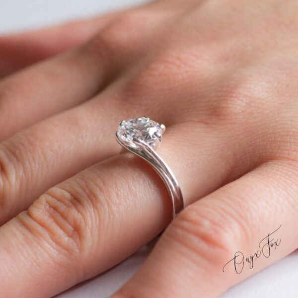 Loretta stříbrný zásnubní prsten s diamantem šperky onyx fox na ruce