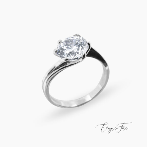 Loretta stříbrný zásnubní prsten s diamantem šperky onyx fox z druhého úhlu