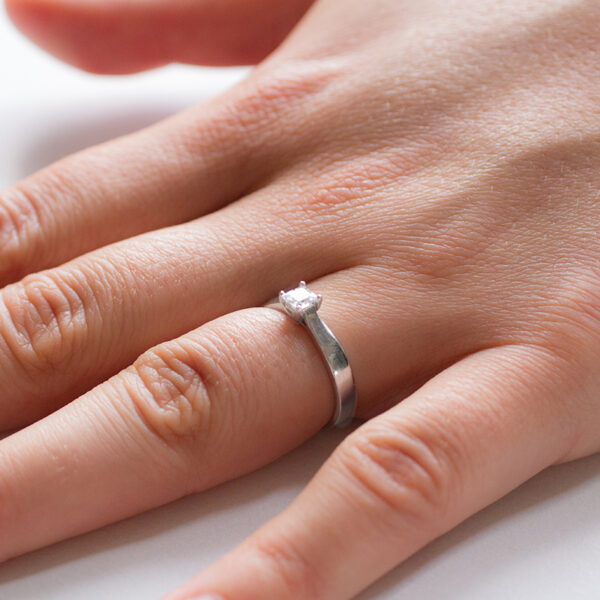 Madison stříbrný zásnubní prsten bílé zlato šperky onyx fox na ruce