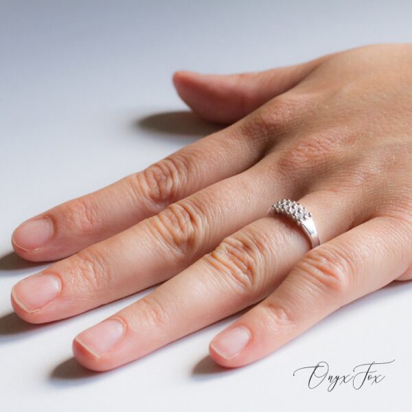 Olivia stříbrný prsten šperky onyx fox na ruce