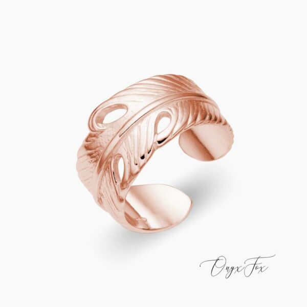 Peříčko prsten růžové zlato šperky onyx fox z úhlu