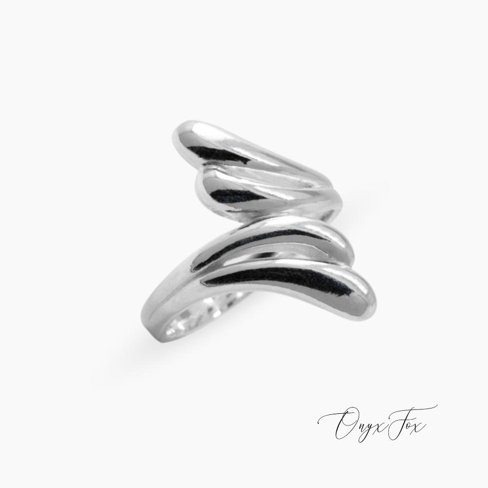 Tethys stříbrný prsten bílé zlato šperky onyx fox z úhlu