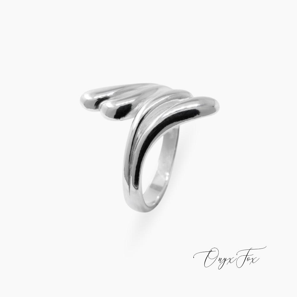 Tethys stříbrný prsten bílé zlato šperky onyx fox ze strany