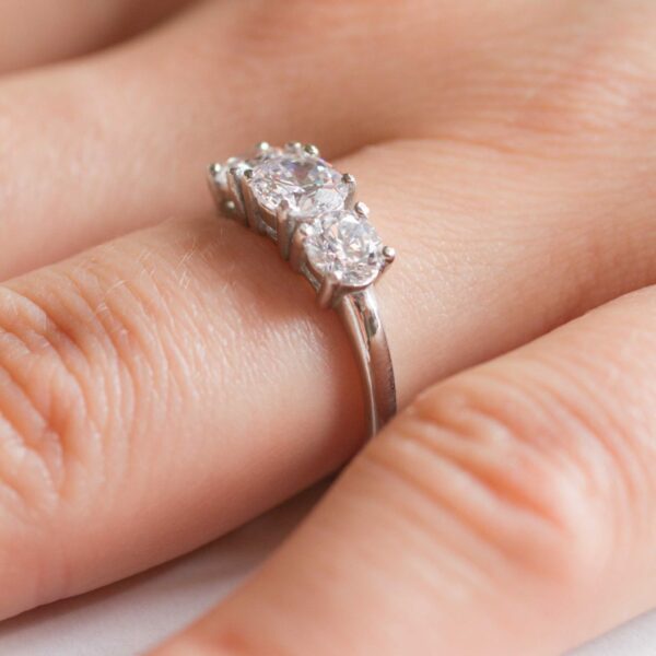 Venus Stříbrný zásnubní prsten bílé zlato šperky onyx fox na prstě