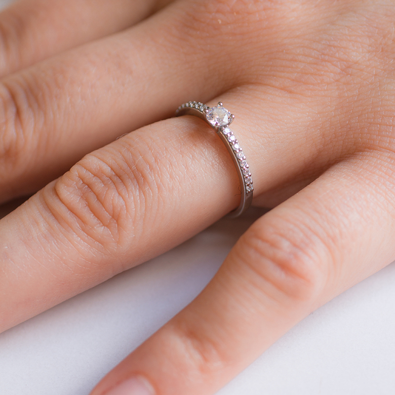 Amélie stříbrný zásnubní prsten bílé zlato šperky onyx fox na prstě