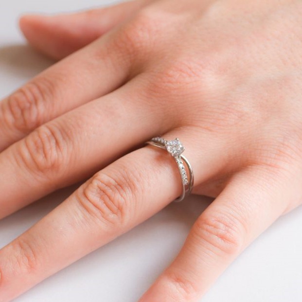stříbrný prsten seraphine na ruce onyx fox